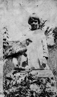 mae dagion in georgia cotton field 1930.jpg